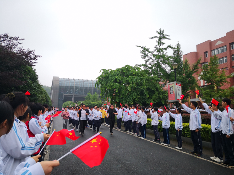 “点燃激情，助力高考”萍乡中学开启高三跑操超燃模式!