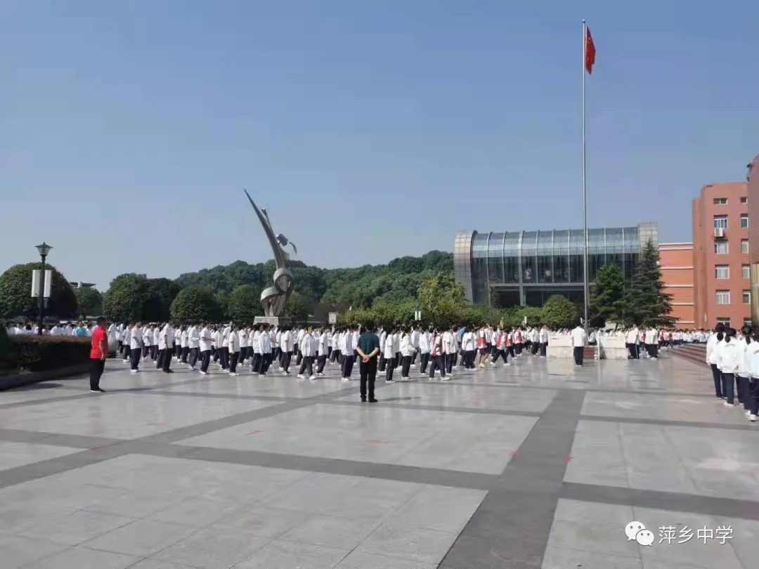 加强国防教育，培养时代新人
