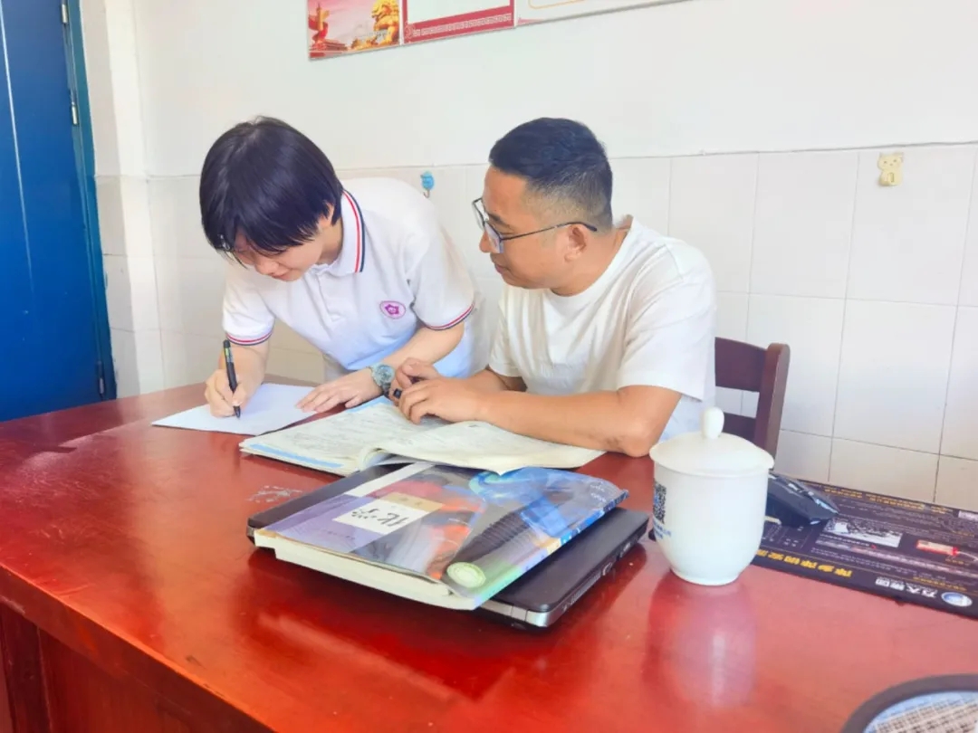 大道师者 追光前行——萍乡中学庆祝第40个教师节系列活动之优秀教师事迹展播（一）